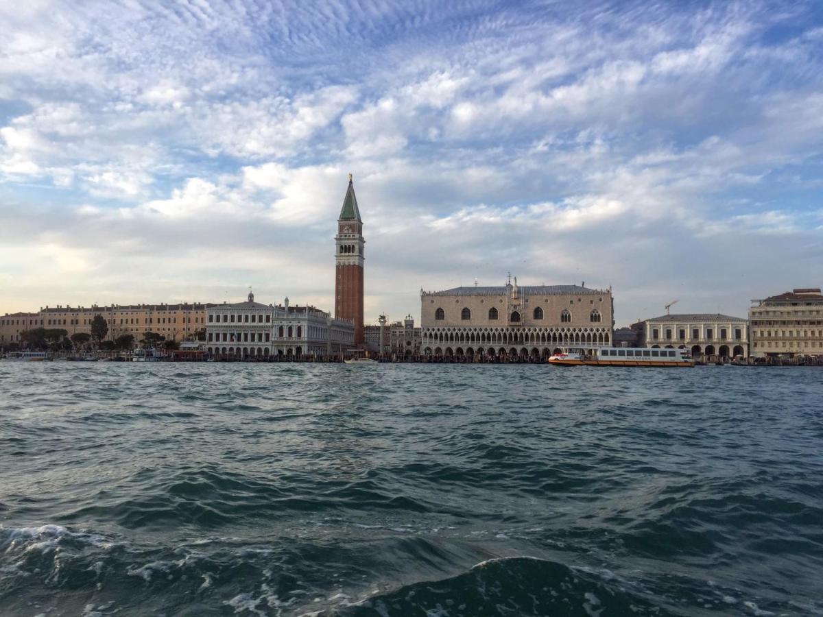 Red Tower Venice Apartment - 2 Mins From Vce Airport- Free Wifi Tessera Zewnętrze zdjęcie